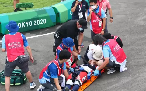 Susto en los JJOO: terrible accidente en BMX dej� a tres ciclistas fuera y a uno hospitalizado