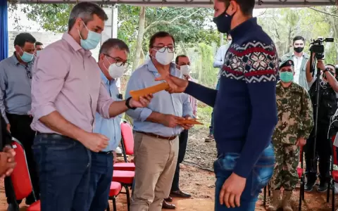 Mario Abdo entreg� becas universitarias y aportes para salud en Caazap�
