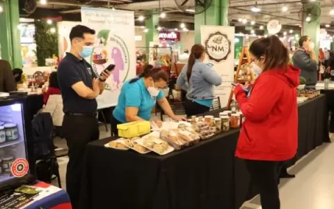 Emprendedores realizan feria por el D�a de la Amistad
