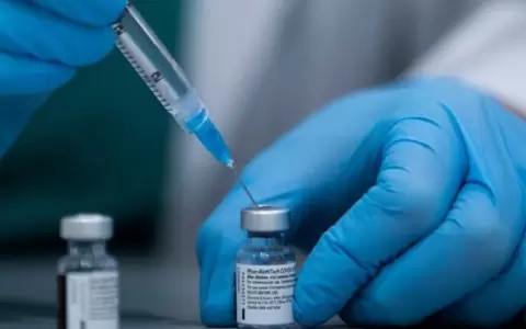 Vuelo que trae lote de un mill�n de vacunas Pfizer llegar� hoy cerca de las 19:30