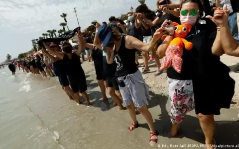 Miles de espa�oles hacen cadena humana en agonizante Mar Menor