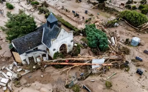Merkel anuncia fondo de 30 mil millones de euros para reparar da�os tras inundaciones