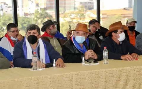 Camioneros seguir�n en paro a pesar de concretar acuerdo con el Congreso