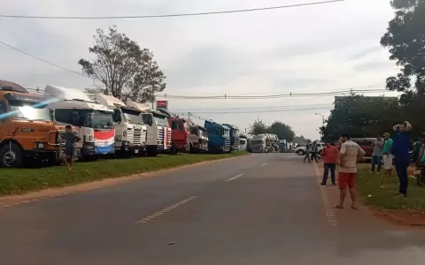 Camioneros brasile�os denuncian que est�n "secuestrados" en Paraguay