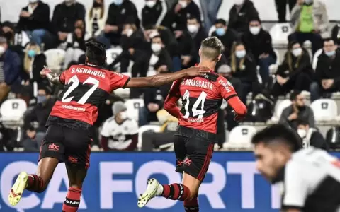 Olimpia cae ante Flamengo en partido con pol�mico arbitraje