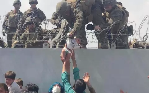 Miles de afganos asedian el aeropuerto de Kabul para salir del pa�s