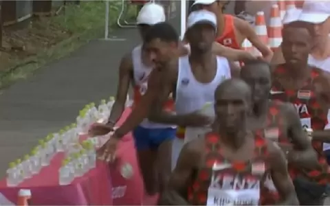 Maratonista criticado da su versi�n sobre las botellas de agua