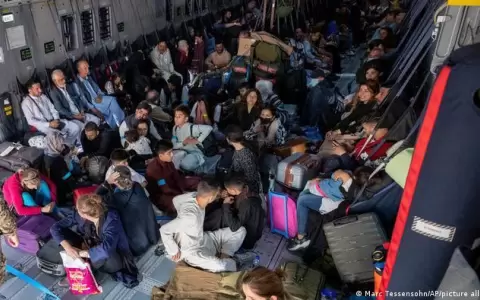 Primer avi�n con evacuados de Afganist�n aterriza en Alemania