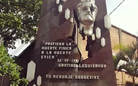 Monumento al periodista asesinado Santiago Leguizam�n.