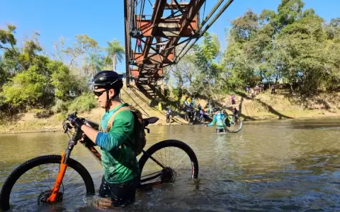 Descubriendo la historia y la naturaleza del pa�s en bici
