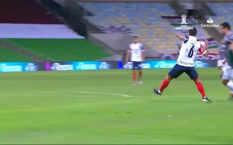 As� analiz� el VAR el penal sancionado a favor de Fluminense