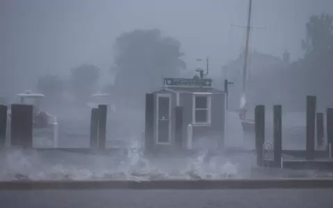 Henri deja a su paso inundaciones, miles sin luz y vuelos cancelados