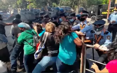 Incidentes frente a Mburuvicha R�ga entre Polic�as y referentes de ollas populares