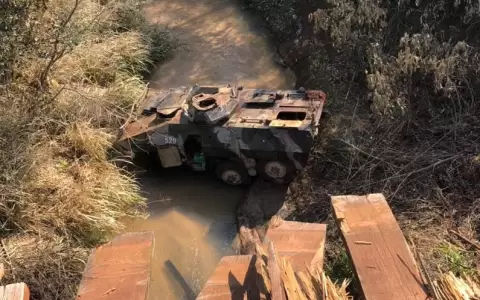 Veh�culo blindado militar cae de un puente y deja tres heridos