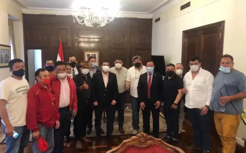 Vicepresidente se re�ne con camioneros para tratar de levantar el paro
