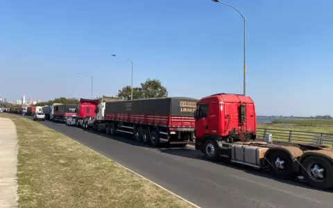 Camioneros cerraron paso a bomberos que iban a sofocar incendio