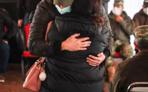 Mario Abdo y madre de Edelio Mor�nigo se abrazan en acto