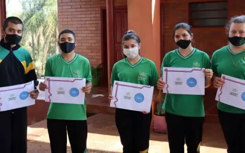 Estudiantes de colegios agr�colas reciben becas