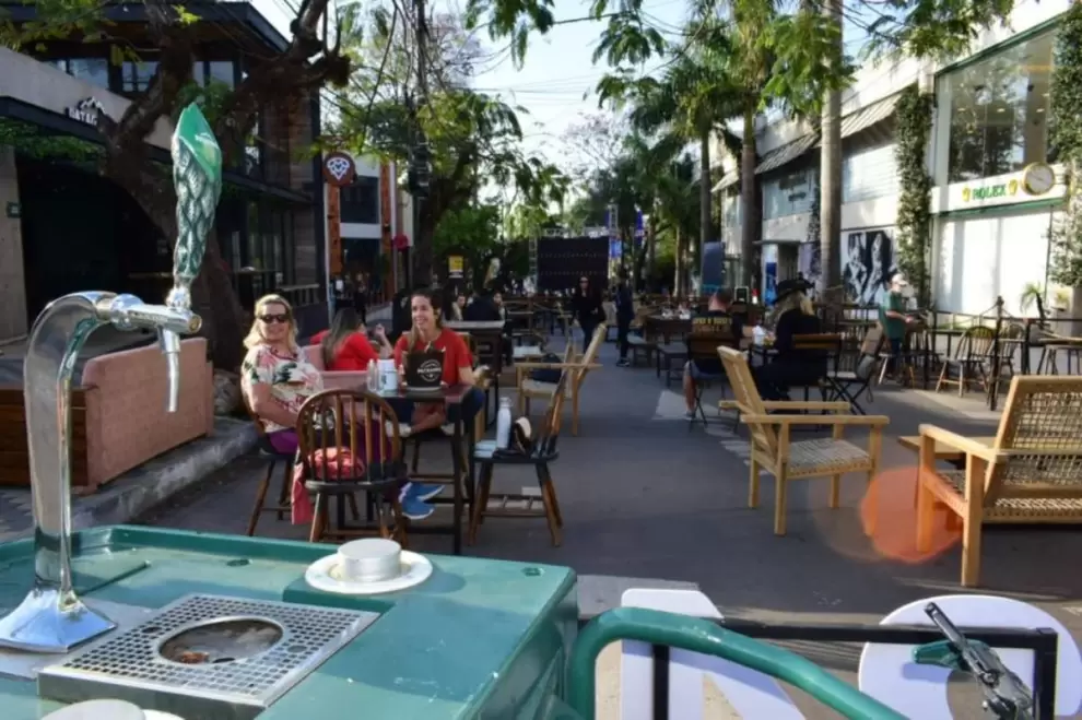 Bares "copan" calles de Asunci�n, en medio de festejos por su aniversario
