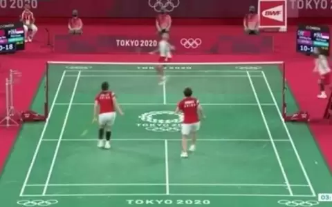 �Cambia su raqueta rota en pleno partido y consigue un puntazo!