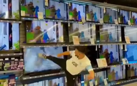 Hincha del Olympique destroza televisores tras arribo de Messi