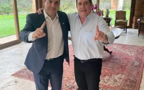 �Es muy de colorados darse un abrazo despu�s de decirse de todo�, seg�n Galeano Perrone