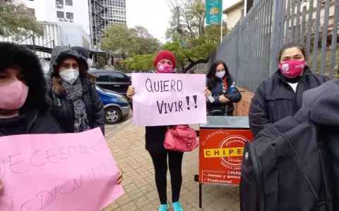 Pacientes oncol�gicos se encadenan frente a Salud rogando por medicamentos