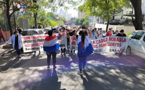 M�dicos se movilizan y advierten huelga general