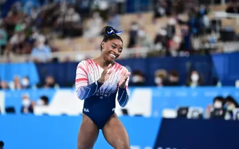 Simone Biles volvi� a competir y gan� una medalla de bronce