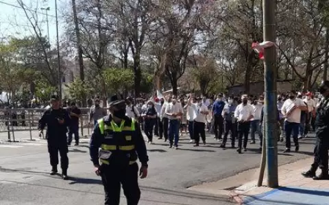 Funcionarios p�blicos se manifestaron contra la ley de consolidaci�n econ�mica