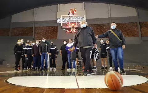 El regalo de los Olimpia Kings para Osvaldo Dom�nguez Dibb