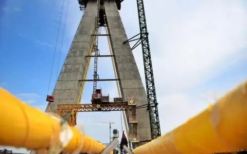 Se colocaron los primeros cabos que sostendr�n calzada del Puente de la Integraci�n