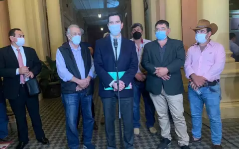 Camioneros, sin acuerdo a�n, anuncian continuidad de paro y cierres de rutas