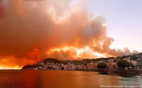 Grecia lucha contra gran incendio en medio de ola de calor