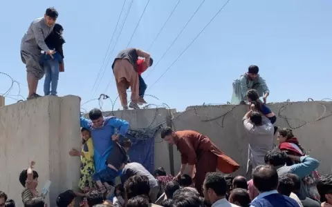 La peligrosa ruta hacia el aeropuerto de Kabul que enfrentan los afganos que intentan huir