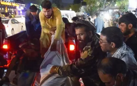 Al menos 15 muertos en ataques fuera del aeropuerto de Kabul