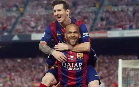 Alves responde al desaf�o de Messi
