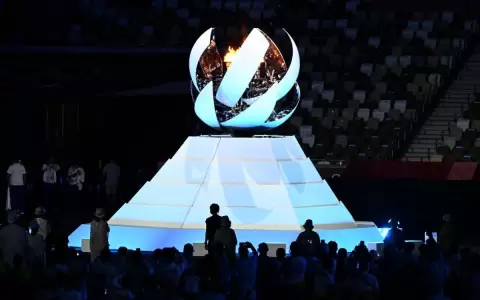 Paris 2024: Tokio apaga su llama ol�mpica y da el relevo a Par�s