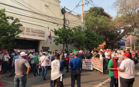 Polic�as jubilados y  enfermeros se manifiestan en la capital