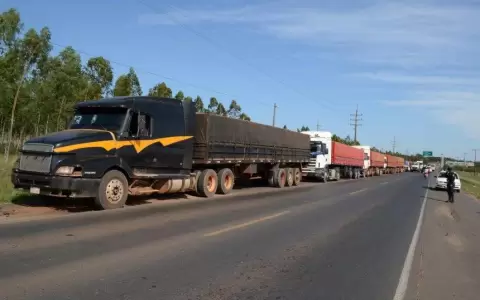Paro de camioneros agudiza crisis pol�tica mientras productores temen grandes p�rdidas econ�micas