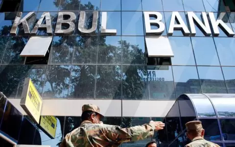 FMI y varios pa�ses congelan recursos y ayuda financiera a Afganist�n