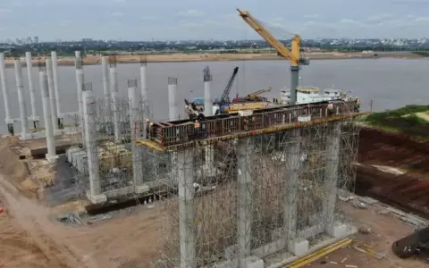 Preparan estructura de pilas del Puente H�roes del Chaco