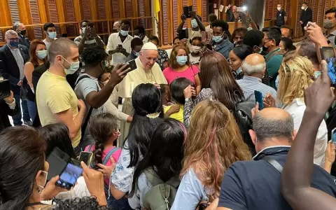Francisco recibi� a refugiados reci�n llegados de Afganist�n