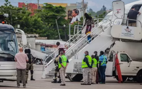 Estados Unidos comienza a deportar a haitianos retenidos en la frontera