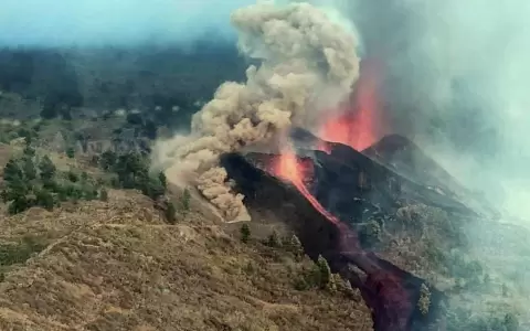Miles de evacuados y al menos 100 casas destruidas por la erupci�n del Cumbre Vieja