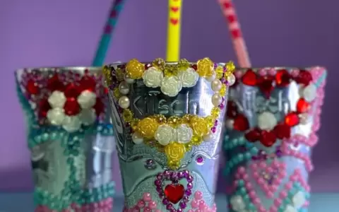 �Cotill�n Kitsch�, de Irma Gorostiaga y Esedele, en Multi Arte