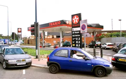 Caos y violencia en estaciones de servicio brit�nicas ante escasez de combustible