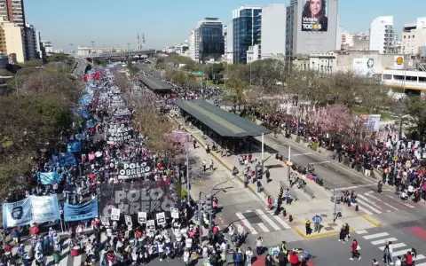 Organizaciones sociales de izquierda protestan en Argentina tras ola de renuncias