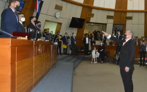 El contralor y subcontralor juraron ante el parlamento