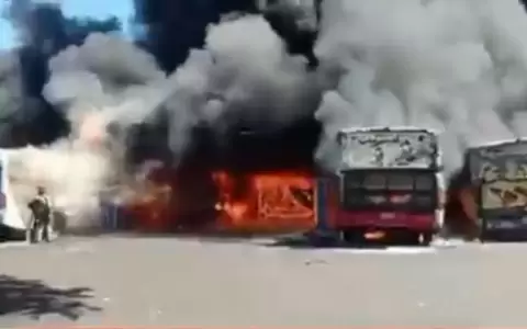 Incendio arrasa con buses de la l�nea 27 en su parada